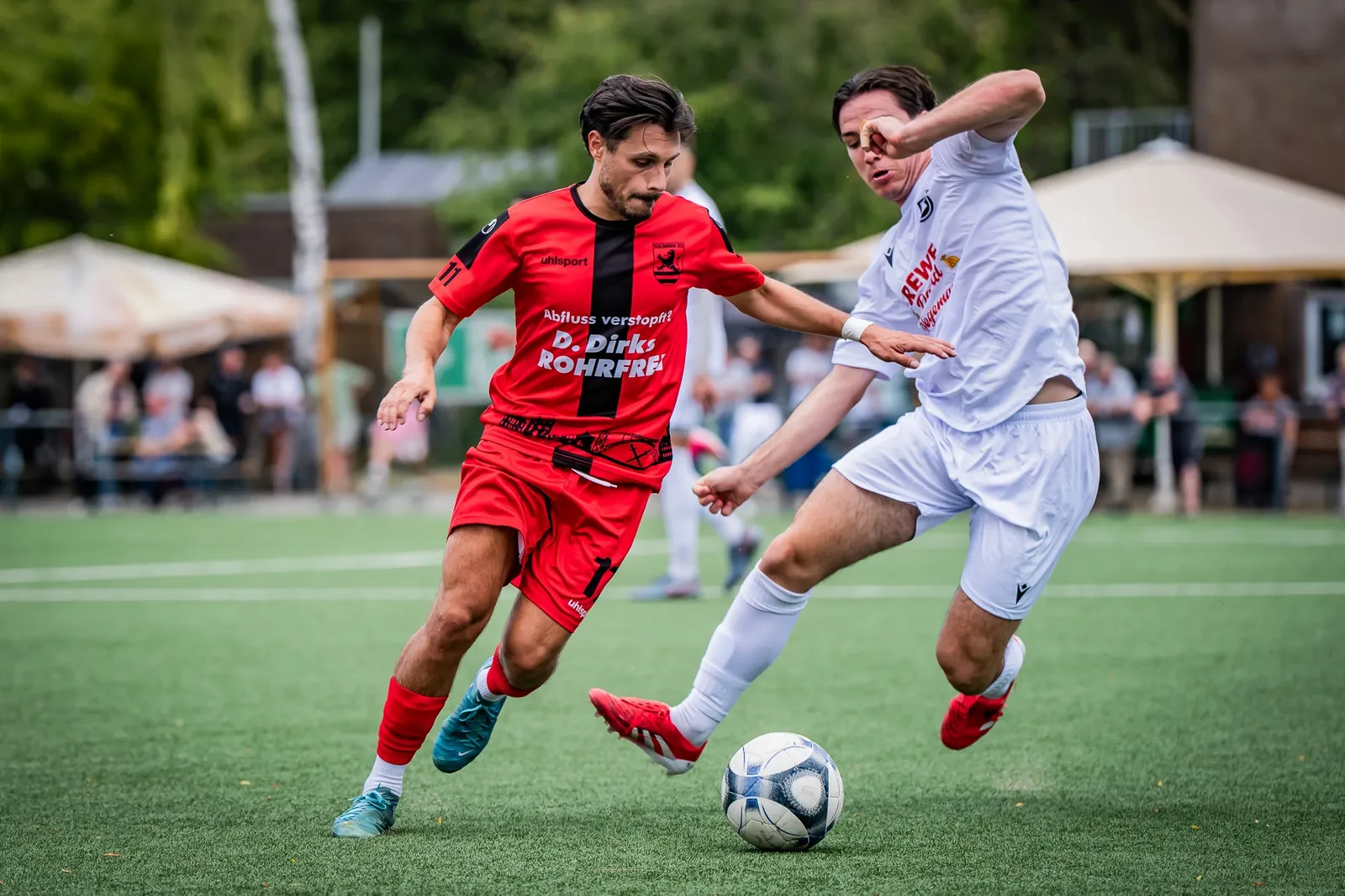 TSV Eller 04 im Zweikampf bei der Saisoneröffnung